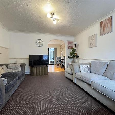 Clove, 3-4 Bed House With Garden, Free Parking, Sleeps 9 In Grays & Chafford Hundred Stifford المظهر الخارجي الصورة