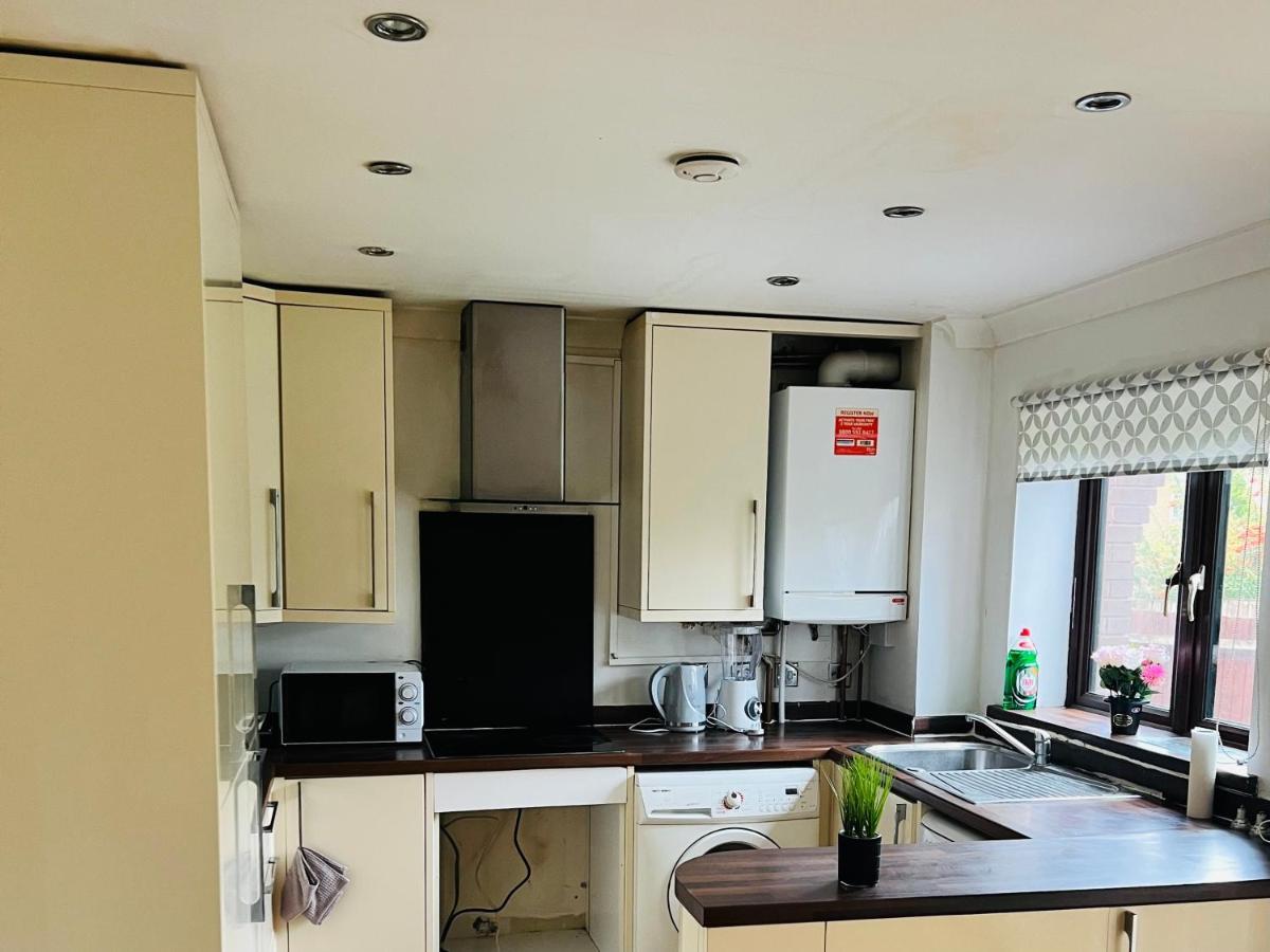 Clove, 3-4 Bed House With Garden, Free Parking, Sleeps 9 In Grays & Chafford Hundred Stifford المظهر الخارجي الصورة