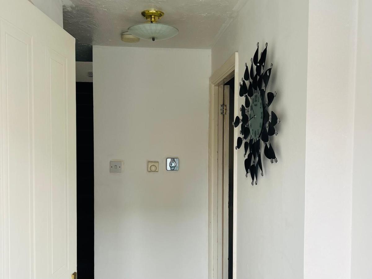 Clove, 3-4 Bed House With Garden, Free Parking, Sleeps 9 In Grays & Chafford Hundred Stifford المظهر الخارجي الصورة