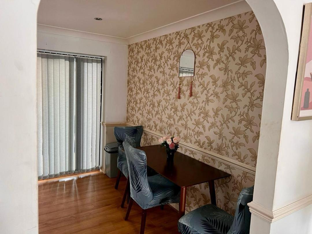 Clove, 3-4 Bed House With Garden, Free Parking, Sleeps 9 In Grays & Chafford Hundred Stifford المظهر الخارجي الصورة