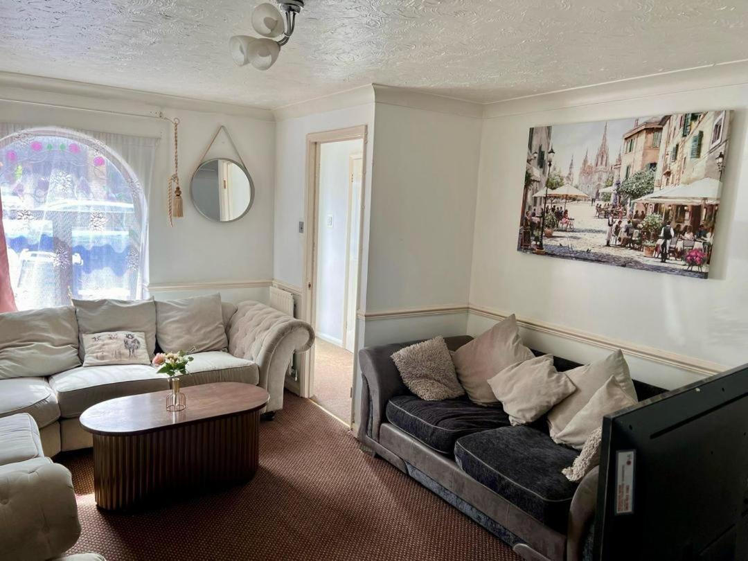 Clove, 3-4 Bed House With Garden, Free Parking, Sleeps 9 In Grays & Chafford Hundred Stifford المظهر الخارجي الصورة