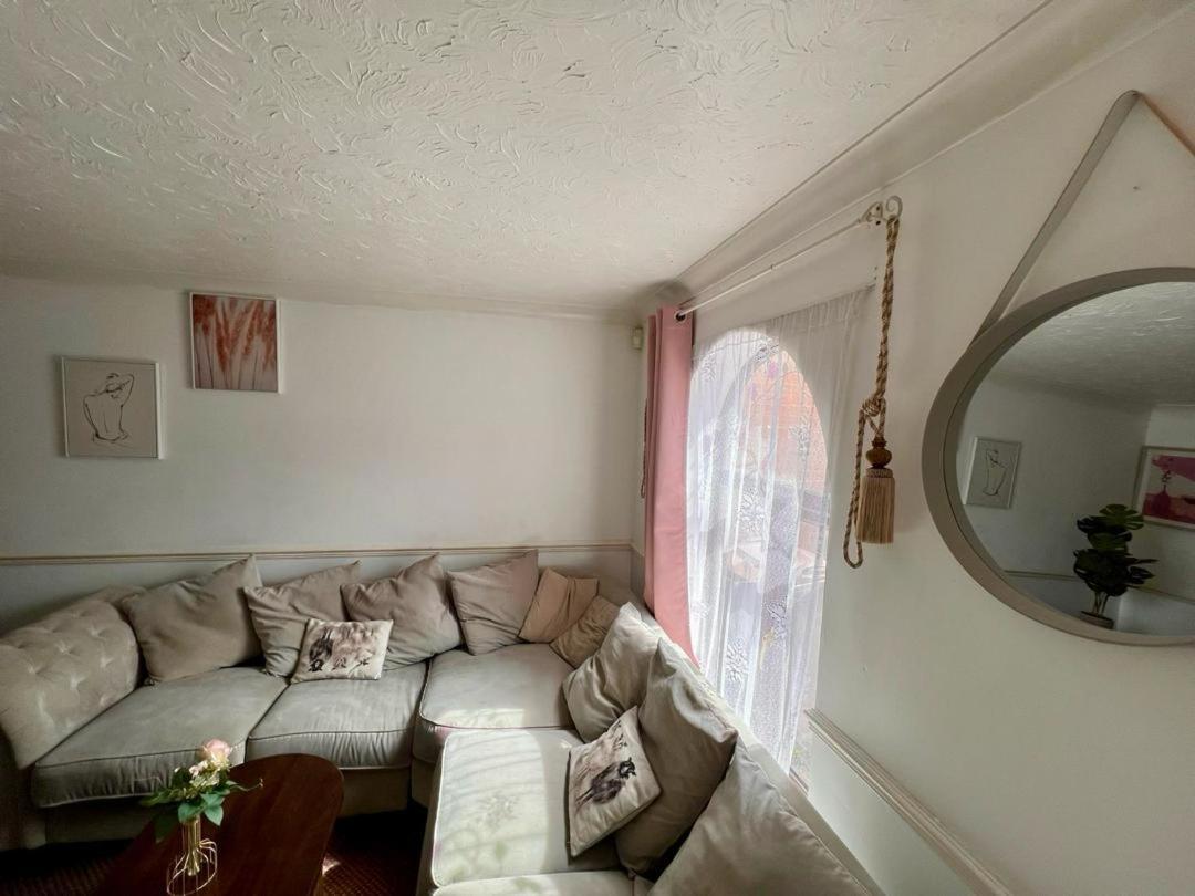 Clove, 3-4 Bed House With Garden, Free Parking, Sleeps 9 In Grays & Chafford Hundred Stifford المظهر الخارجي الصورة