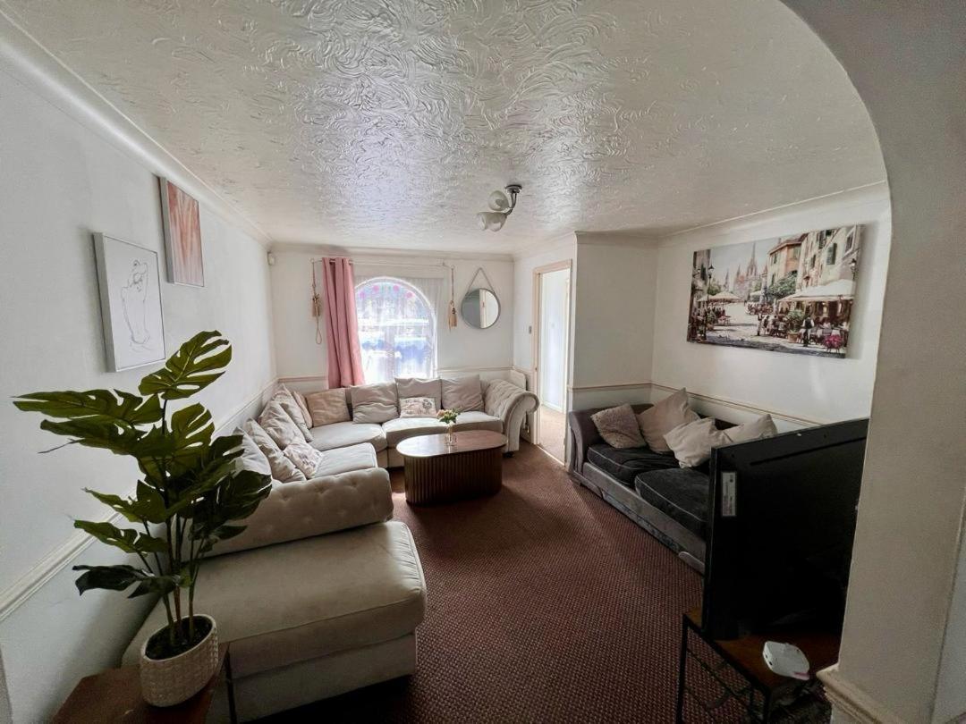 Clove, 3-4 Bed House With Garden, Free Parking, Sleeps 9 In Grays & Chafford Hundred Stifford المظهر الخارجي الصورة
