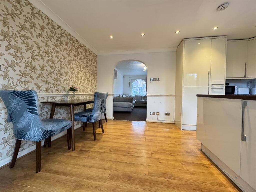 Clove, 3-4 Bed House With Garden, Free Parking, Sleeps 9 In Grays & Chafford Hundred Stifford المظهر الخارجي الصورة