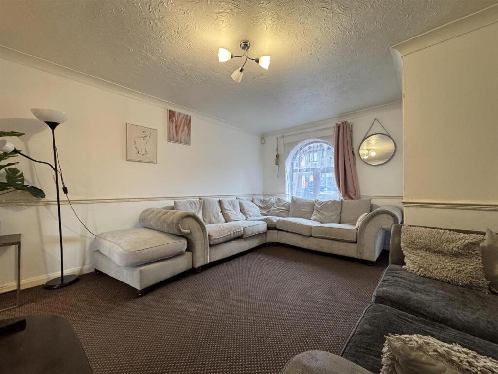 Clove, 3-4 Bed House With Garden, Free Parking, Sleeps 9 In Grays & Chafford Hundred Stifford المظهر الخارجي الصورة