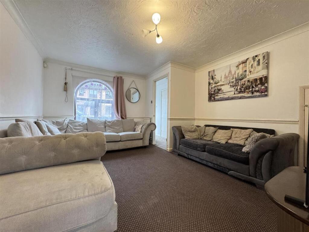 Clove, 3-4 Bed House With Garden, Free Parking, Sleeps 9 In Grays & Chafford Hundred Stifford المظهر الخارجي الصورة